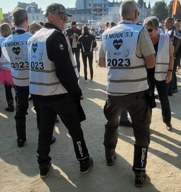 photo motard ont du coeur avec notre jambière