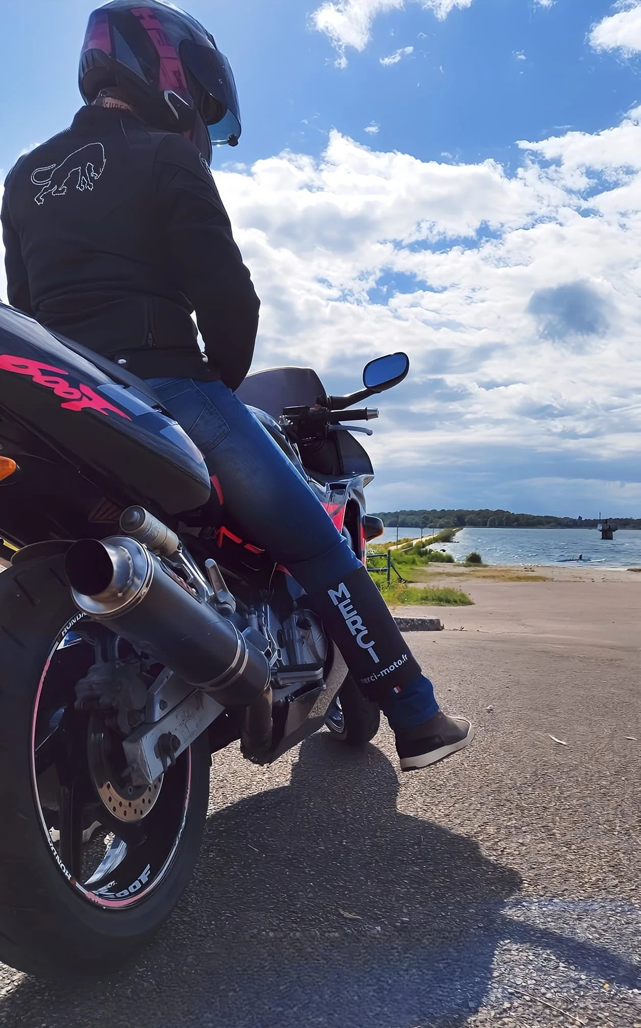 photo d'une cliente à moto